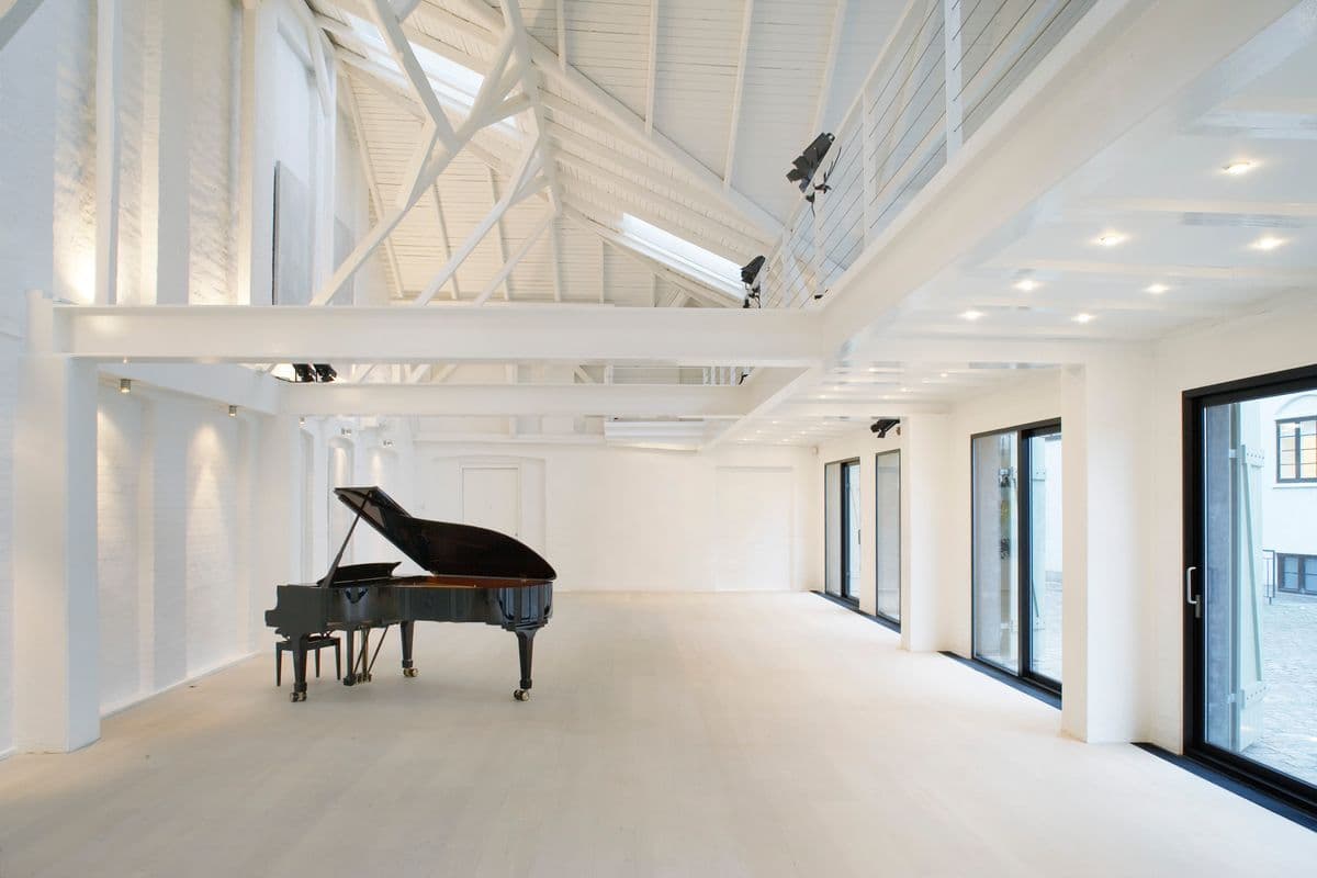 Mogens Dahl Concert Hall with piano – perfect for cultural events and corporate parties with excellent acoustics and space for both standing and seated guests.