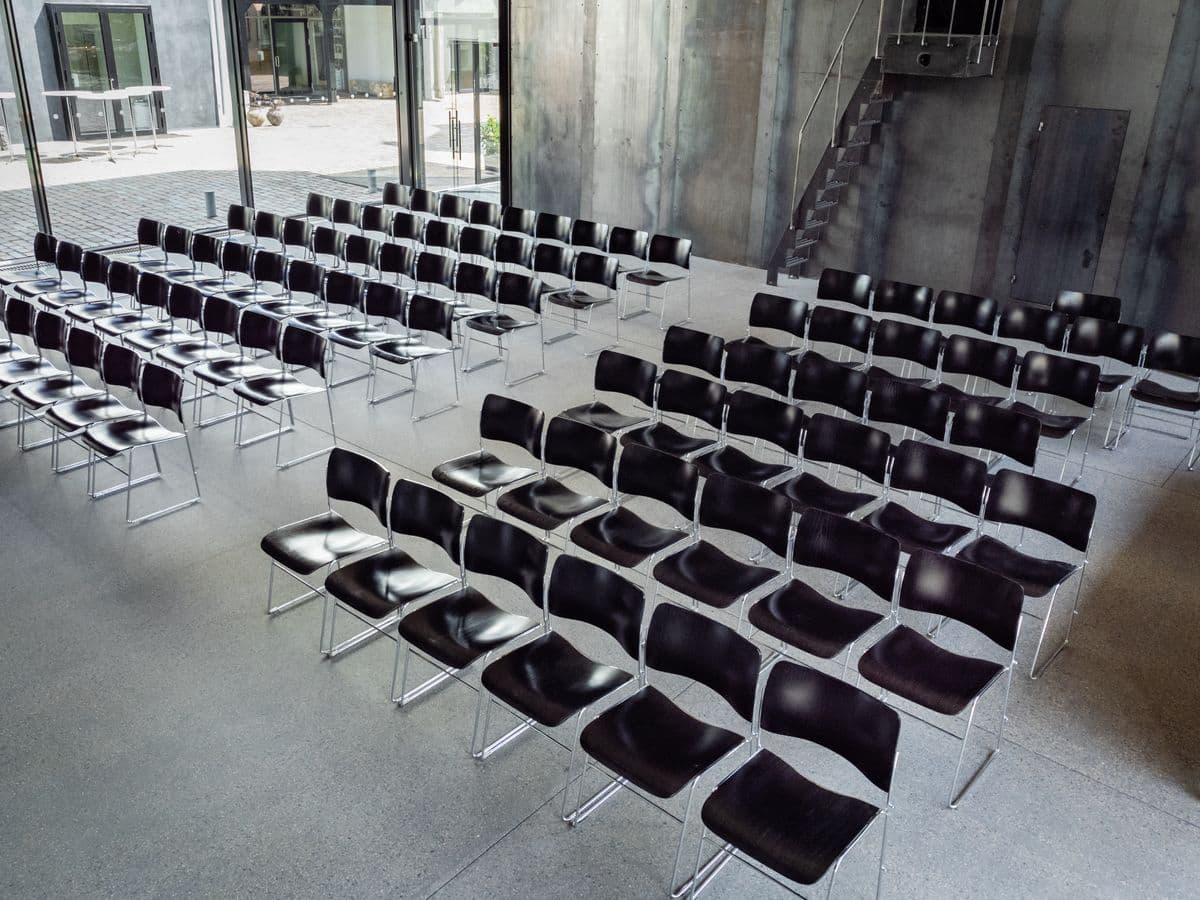 Chairs arranged and ready in the Garage at Mogens Dahl Concert Hall, prepared for an upcoming event. The image shows a well-organized seating setup, creating an optimal arrangement in the flexible space, ideal for both conferences and other large events.